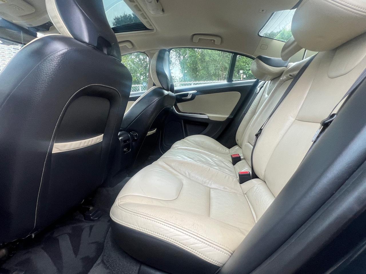 2012 Volvo S60 T5 Level I-Leather-Sunroof-Heated  Seats-Blutooth Photo