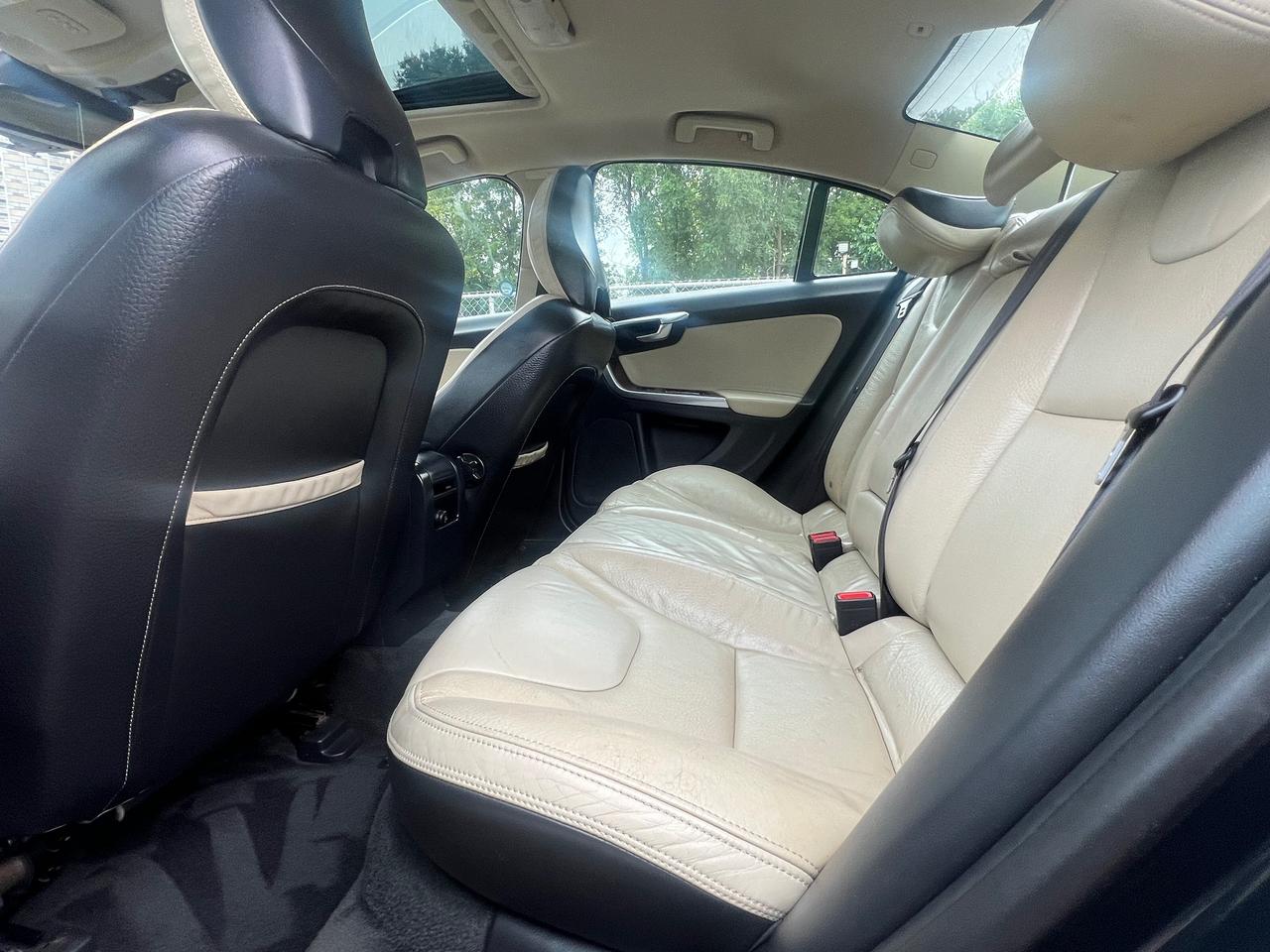 2012 Volvo S60 T5 Level I-Leather-Sunroof-Heated  Seats-Blutooth Photo