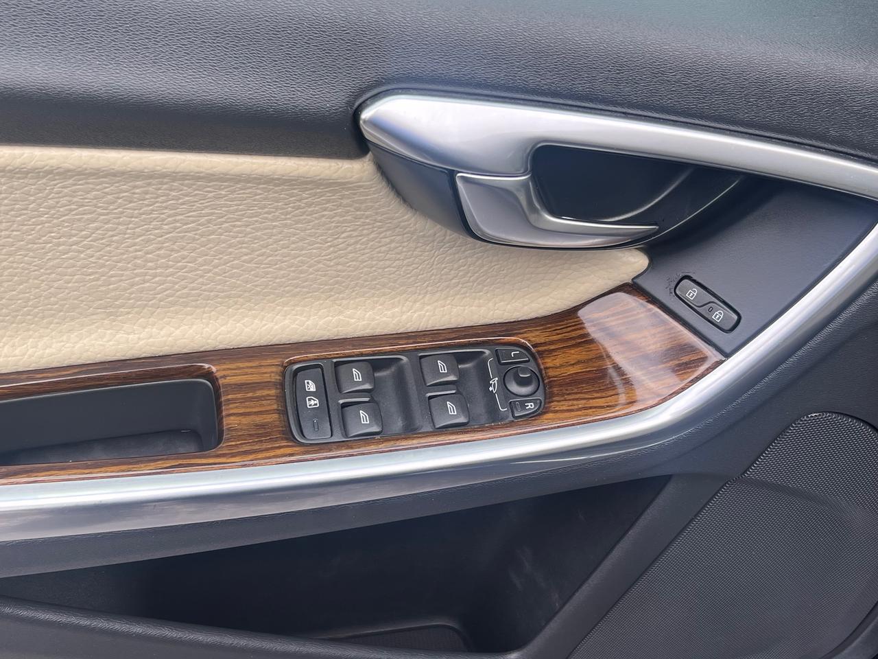 2012 Volvo S60 T5 Level I-Leather-Sunroof-Heated  Seats-Blutooth Photo