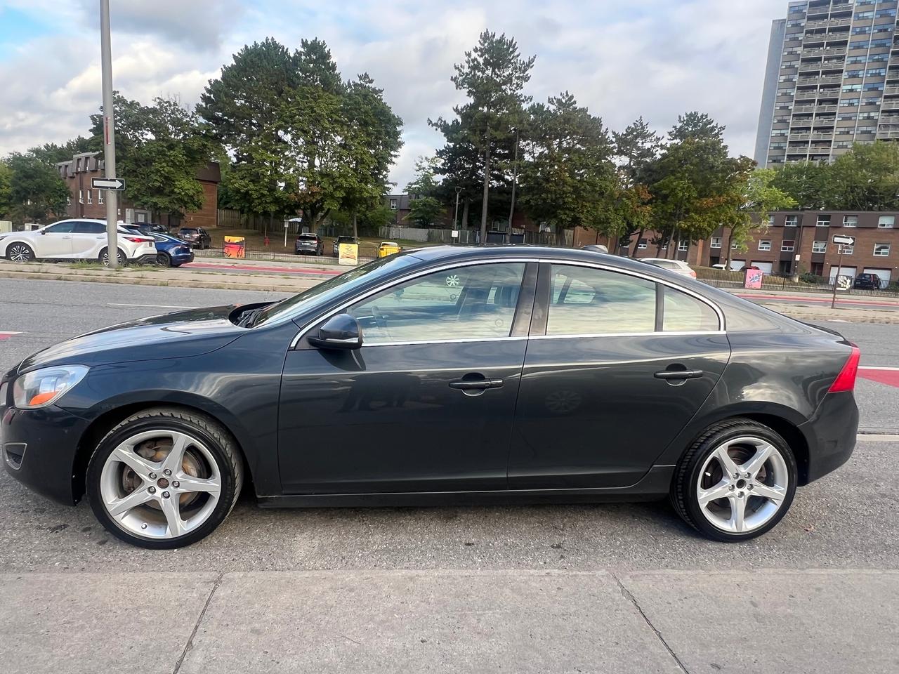 2012 Volvo S60 T5 Level I-Leather-Sunroof-Heated  Seats-Blutooth Photo3