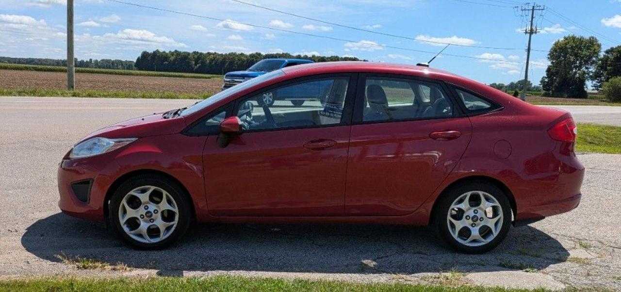 2012 Ford Fiesta SE - Photo #2