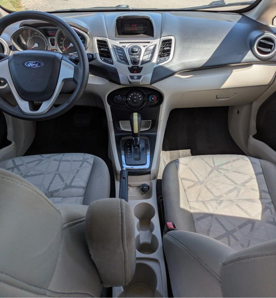 2012 Ford Fiesta SE - Photo #10