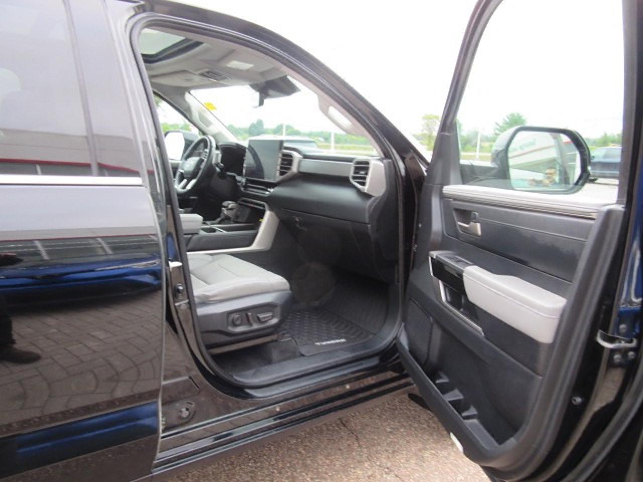 2022 Toyota Tundra LIMITED HYBRID Photo