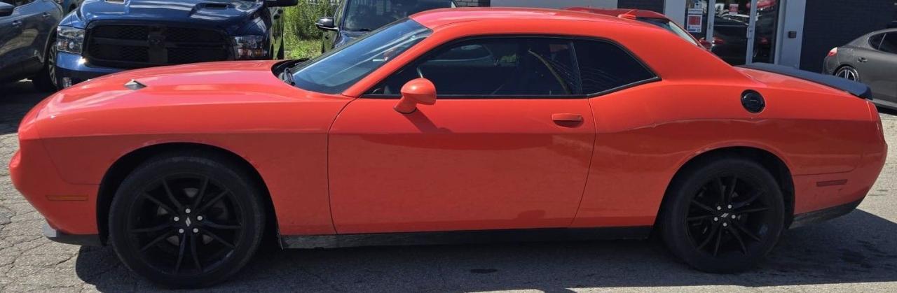 2018 Dodge Challenger SXT / NAV / HTD SEATS / ALPINE SOUND SYSTEM / AUTO - Photo #2