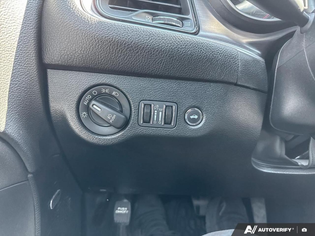 2018 Dodge Challenger SXT / NAV / HTD SEATS / ALPINE SOUND SYSTEM / AUTO - Photo #12