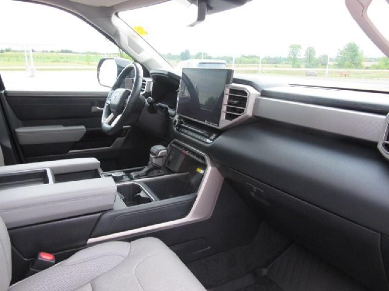 2022 Toyota Tundra LIMITED HYBRID - Photo #18