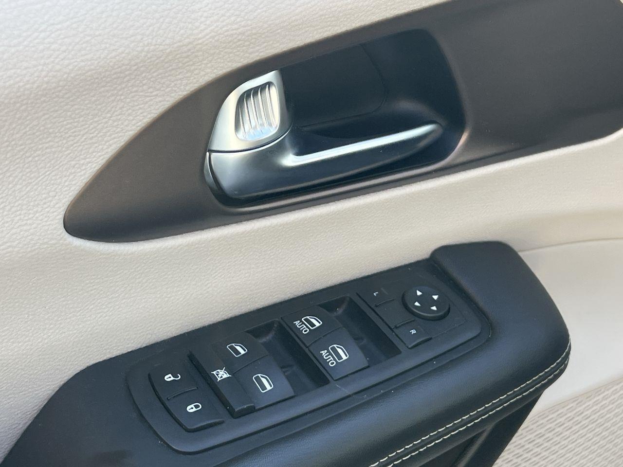 2023 Dodge Grand Caravan SXT 3RD ROW 7 PASSENGER, SIRIUS XM, REAR A/C, POWER LIFTGATE, NAV, APPLE CARPLAY/ANDROID AUTO!! Photo4