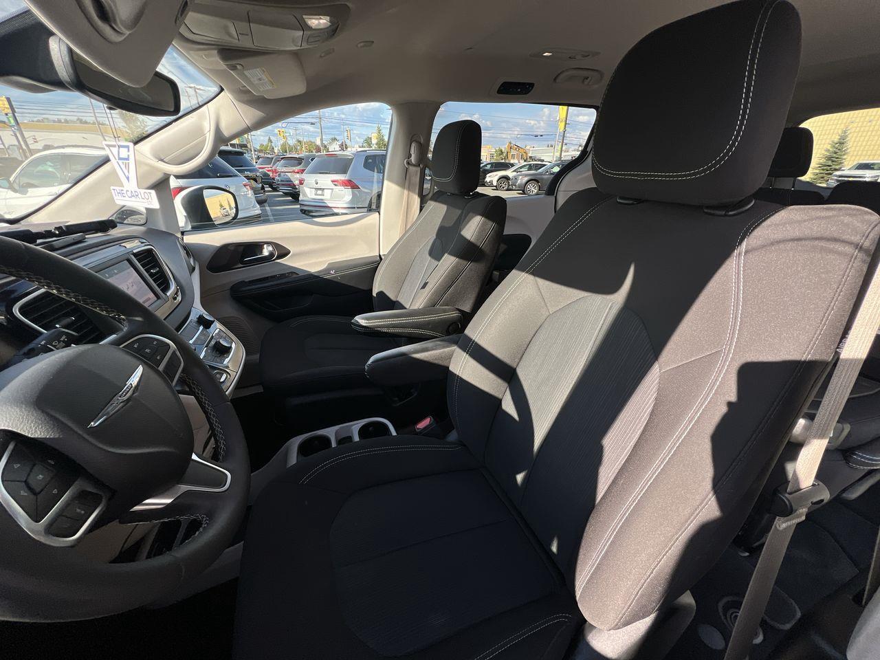 2023 Dodge Grand Caravan SXT 3RD ROW 7 PASSENGER, SIRIUS XM, REAR A/C, POWER LIFTGATE, NAV, APPLE CARPLAY/ANDROID AUTO!! Photo2