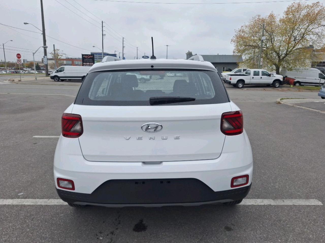 2023 Hyundai Venue FWD Preferred Photo3