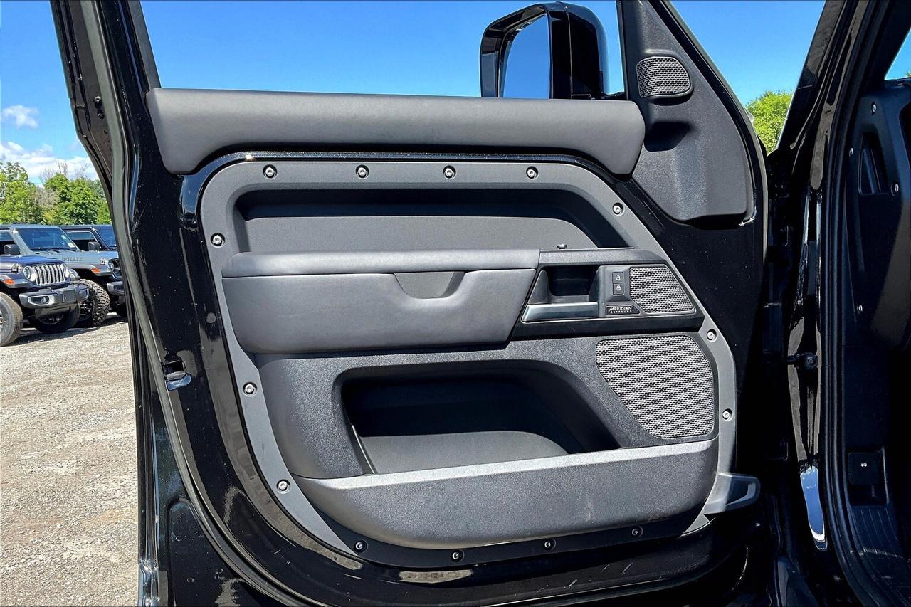 2023 Land Rover Defender 110 | 5.0L Supercharged V8 | AWD Photo