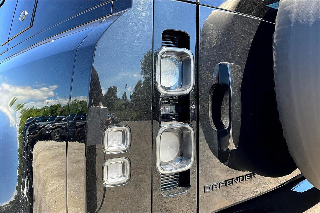2023 Land Rover Defender 110 | 5.0L Supercharged V8 | AWD Photo
