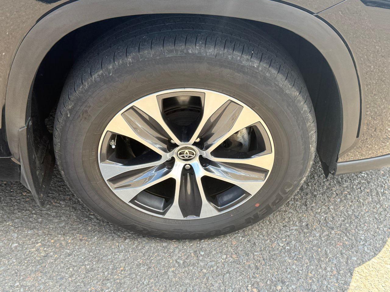 2023 Toyota Highlander HYBRID XLE Photo3
