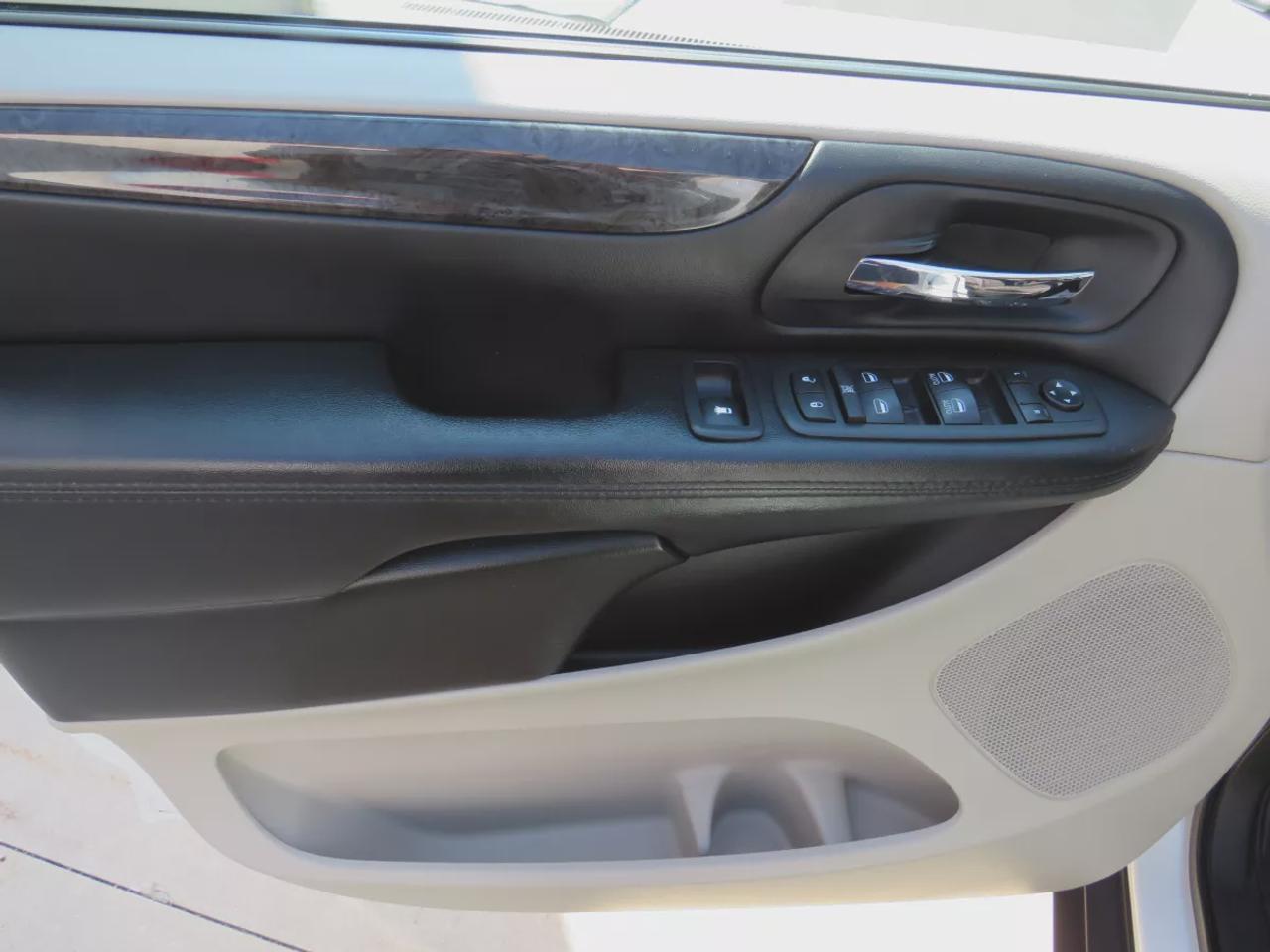 2019 Dodge Grand Caravan Canada Value Package  | Safety Certified | 7 Passenger | Tints | Alloy Rims | Stow And Go | Reverse Camera | Cruise Control | Bluetooth | CD Player Photo