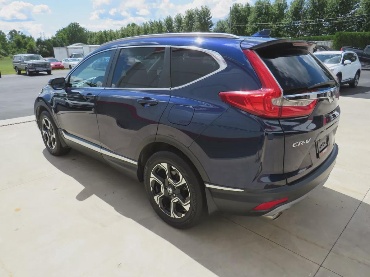 2019 Honda CR-V Touring (**LOW KM!!**CLEAN TITLE/NO ACCIDENTS!!**SAFETY/CERTIFIED!!**AWD**ALLOY RIMS**LEATHER**SUNROOF**NAVIGATION**BLIND SPOT MONITORING**REVERSE CAMERA**DIGITAL TOUCHSCREEN**HEATED SEATS**REAR PRIVACY COVER**CRUISE CONTROL**BLUETOOTH**) Photo