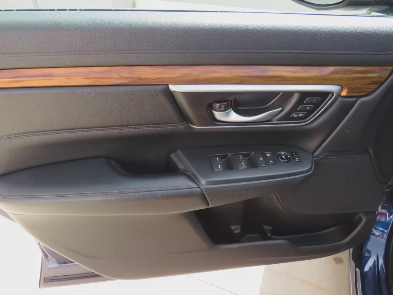 2019 Honda CR-V Touring (**LOW KM!!**CLEAN TITLE/NO ACCIDENTS!!**SAFETY/CERTIFIED!!**AWD**ALLOY RIMS**LEATHER**SUNROOF**NAVIGATION**BLIND SPOT MONITORING**REVERSE CAMERA**DIGITAL TOUCHSCREEN**HEATED SEATS**REAR PRIVACY COVER**CRUISE CONTROL**BLUETOOTH**) Photo