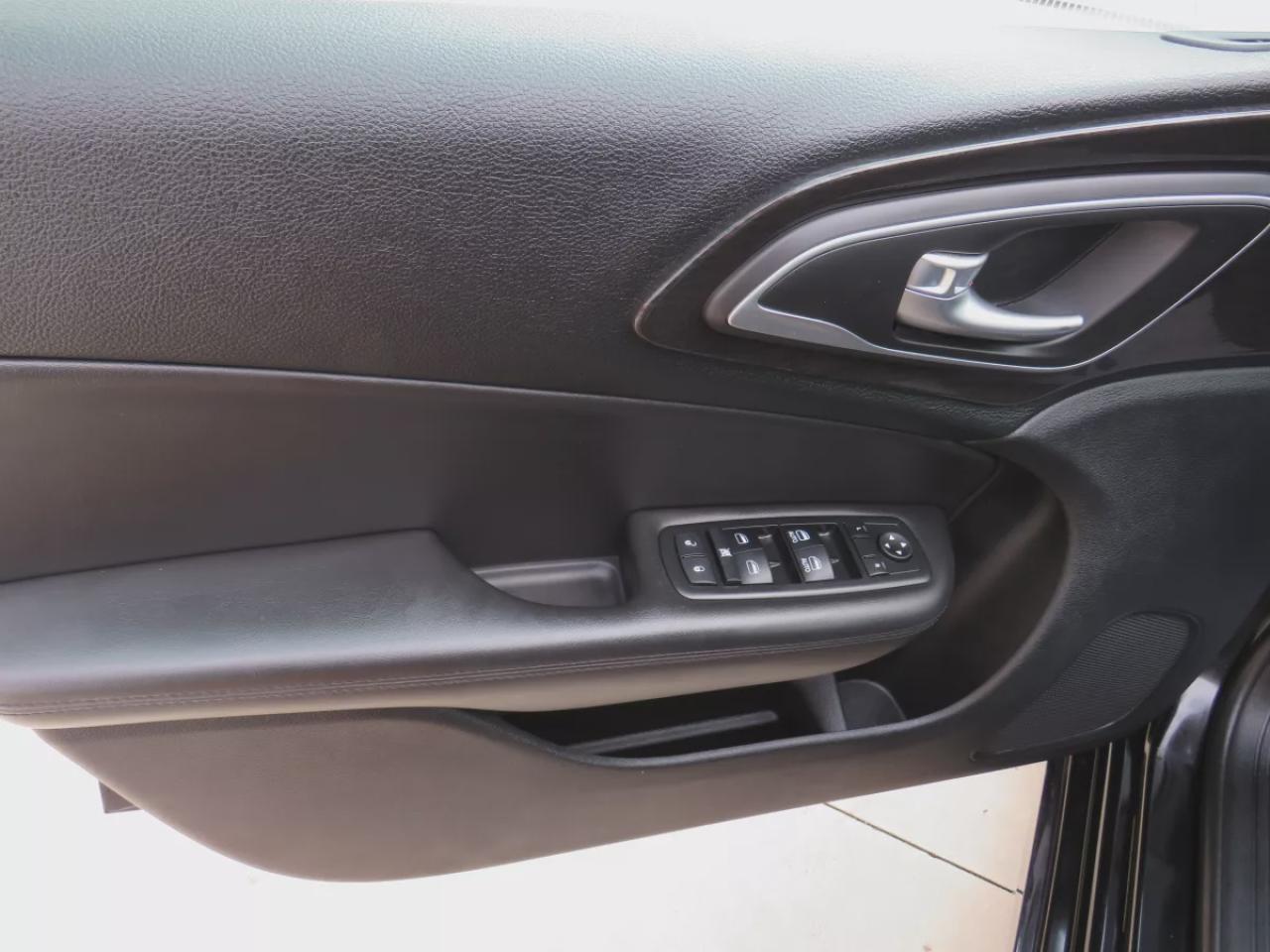 2015 Chrysler 200 C (**CLEAN TITLE/NO ACCIDENTS!!**SAFETY/CERTIFIED!!**ALLOY RIMS**REMOTE START**LEATHER**NAVIGATION**HEATED SEATS**FOG LIGHTS**POWER SEATS**REVERSE CAMERA**DIGITAL TOUCHSCREEN**PUSH BUTTON START**CRUISE CONTROL**BLUETOOTH**) Photo