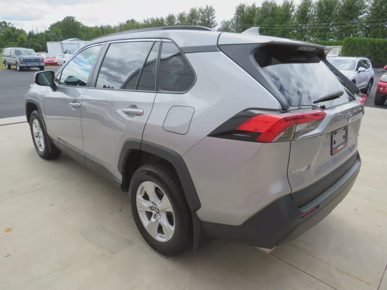 2021 Toyota RAV4 XLE (**VERY LOW KM!!**CLEAN TITLE/NO ACCIDENTS!!**SAFETY/CERTIFIED!!**SUNROOF**ALLOY RIMS**POWER SEATS**LEATHER WRAPPED STEERING WHEEL**POWER TAILGATE**REAR CARGO MAT**REAR PRIVACY COVER**CUSTOM TOYOTA FLOOR MATS*BLUETOOTH**CRUISE CONTROL**) Photo