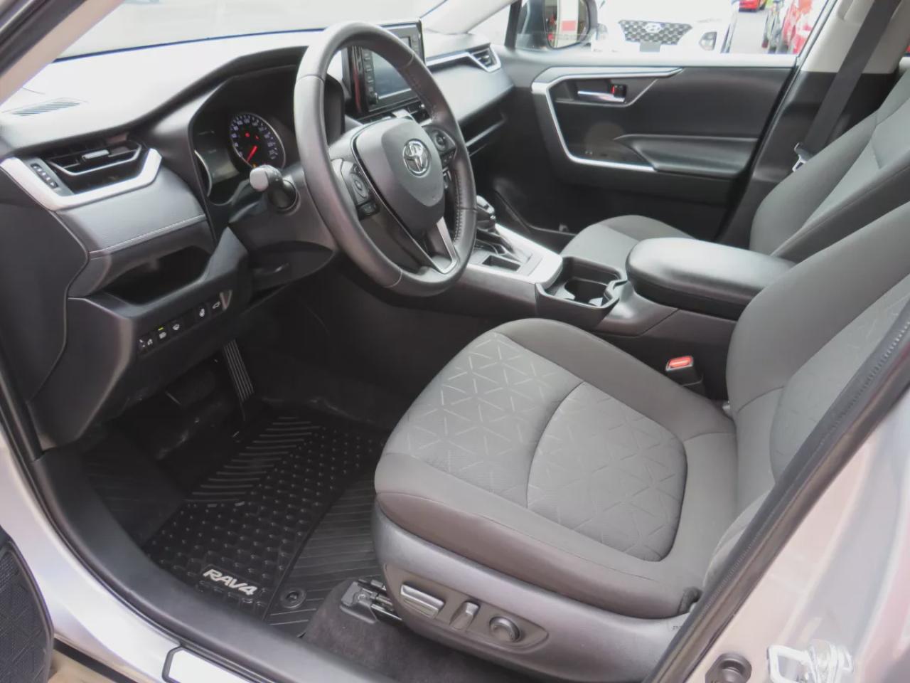 2021 Toyota RAV4 XLE (**VERY LOW KM!!**CLEAN TITLE/NO ACCIDENTS!!**SAFETY/CERTIFIED!!**SUNROOF**ALLOY RIMS**POWER SEATS**LEATHER WRAPPED STEERING WHEEL**POWER TAILGATE**REAR CARGO MAT**REAR PRIVACY COVER**CUSTOM TOYOTA FLOOR MATS*BLUETOOTH**CRUISE CONTROL**) Photo