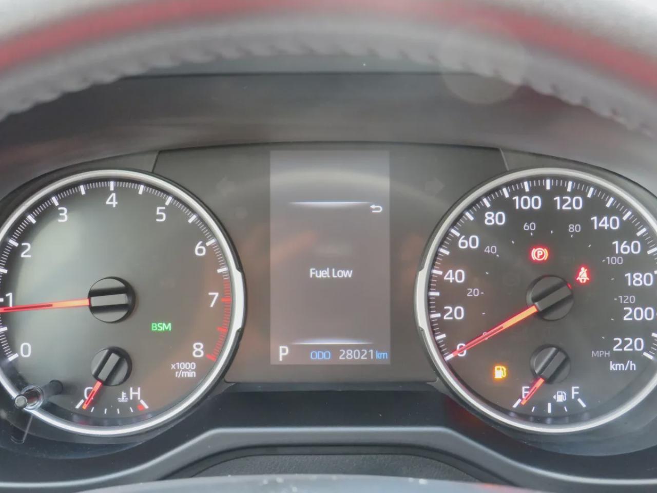 2021 Toyota RAV4 XLE (**VERY LOW KM!!**CLEAN TITLE/NO ACCIDENTS!!**SAFETY/CERTIFIED!!**SUNROOF**ALLOY RIMS**POWER SEATS**LEATHER WRAPPED STEERING WHEEL**POWER TAILGATE**REAR CARGO MAT**REAR PRIVACY COVER**CUSTOM TOYOTA FLOOR MATS*BLUETOOTH**CRUISE CONTROL**) Photo