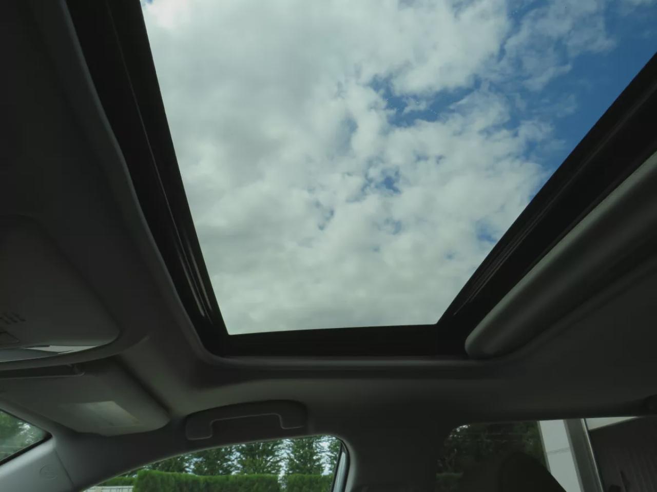 2021 Toyota RAV4 XLE (**VERY LOW KM!!**CLEAN TITLE/NO ACCIDENTS!!**SAFETY/CERTIFIED!!**SUNROOF**ALLOY RIMS**POWER SEATS**LEATHER WRAPPED STEERING WHEEL**POWER TAILGATE**REAR CARGO MAT**REAR PRIVACY COVER**CUSTOM TOYOTA FLOOR MATS*BLUETOOTH**CRUISE CONTROL**) Photo