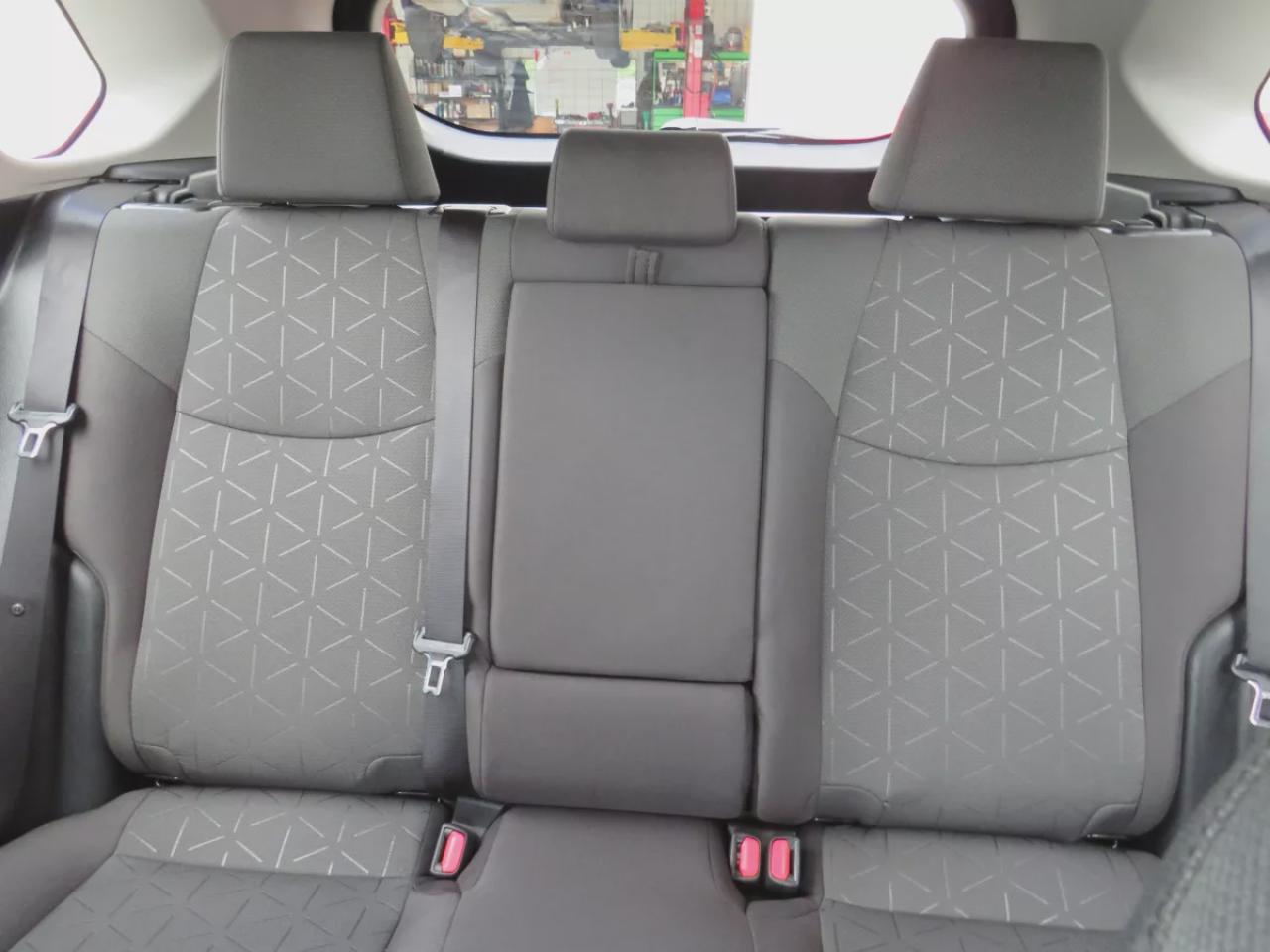 2021 Toyota RAV4 XLE (**VERY LOW KM!!**CLEAN TITLE/NO ACCIDENTS!!**SAFETY/CERTIFIED!!**SUNROOF**ALLOY RIMS**POWER SEATS**LEATHER WRAPPED STEERING WHEEL**POWER TAILGATE**REAR CARGO MAT**REAR PRIVACY COVER**CUSTOM TOYOTA FLOOR MATS*BLUETOOTH**CRUISE CONTROL**) Photo