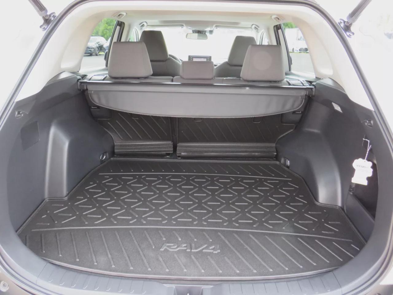 2021 Toyota RAV4 XLE (**VERY LOW KM!!**CLEAN TITLE/NO ACCIDENTS!!**SAFETY/CERTIFIED!!**SUNROOF**ALLOY RIMS**POWER SEATS**LEATHER WRAPPED STEERING WHEEL**POWER TAILGATE**REAR CARGO MAT**REAR PRIVACY COVER**CUSTOM TOYOTA FLOOR MATS*BLUETOOTH**CRUISE CONTROL**) Photo