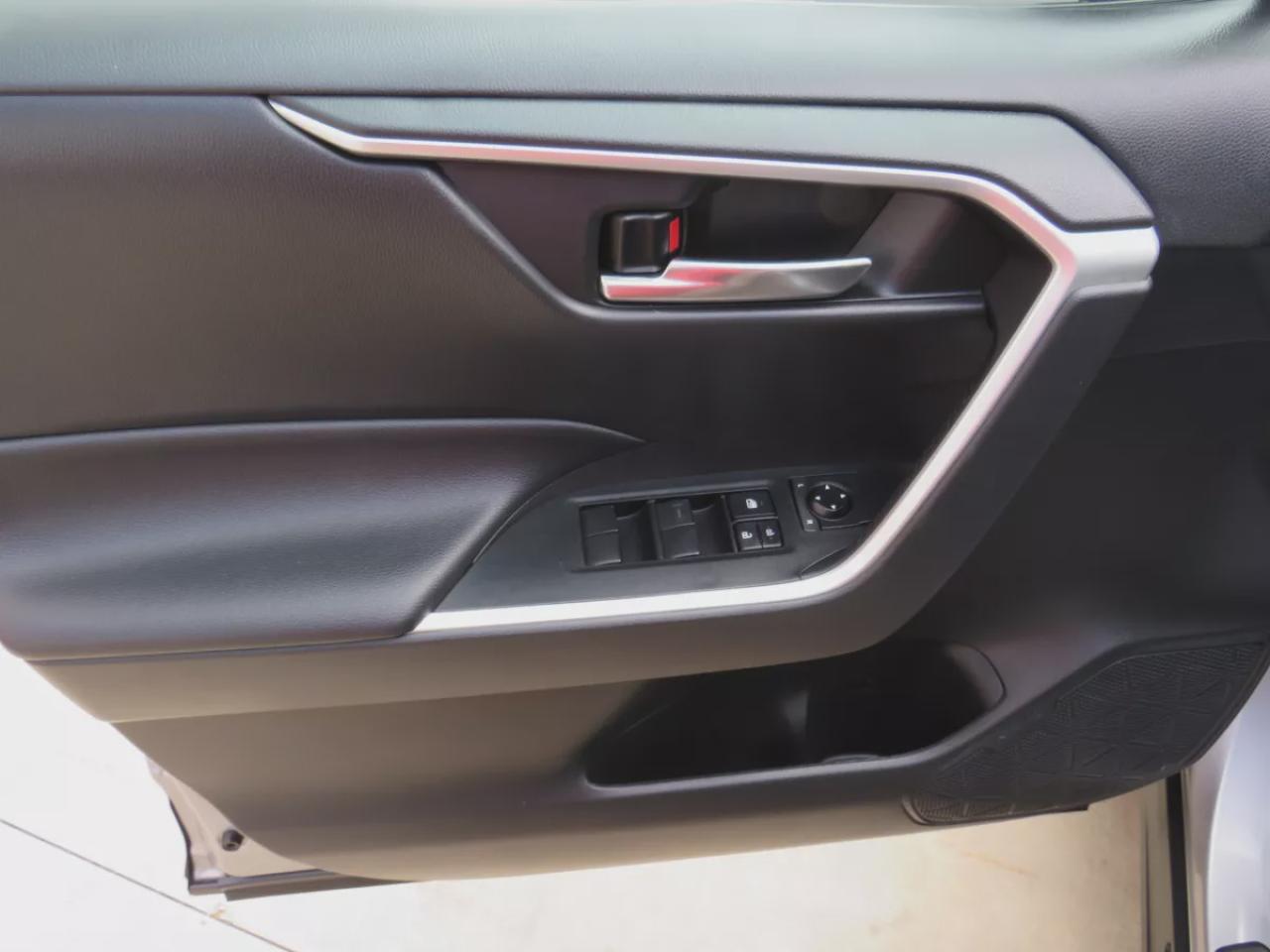 2021 Toyota RAV4 XLE (**VERY LOW KM!!**CLEAN TITLE/NO ACCIDENTS!!**SAFETY/CERTIFIED!!**SUNROOF**ALLOY RIMS**POWER SEATS**LEATHER WRAPPED STEERING WHEEL**POWER TAILGATE**REAR CARGO MAT**REAR PRIVACY COVER**CUSTOM TOYOTA FLOOR MATS*BLUETOOTH**CRUISE CONTROL**) Photo