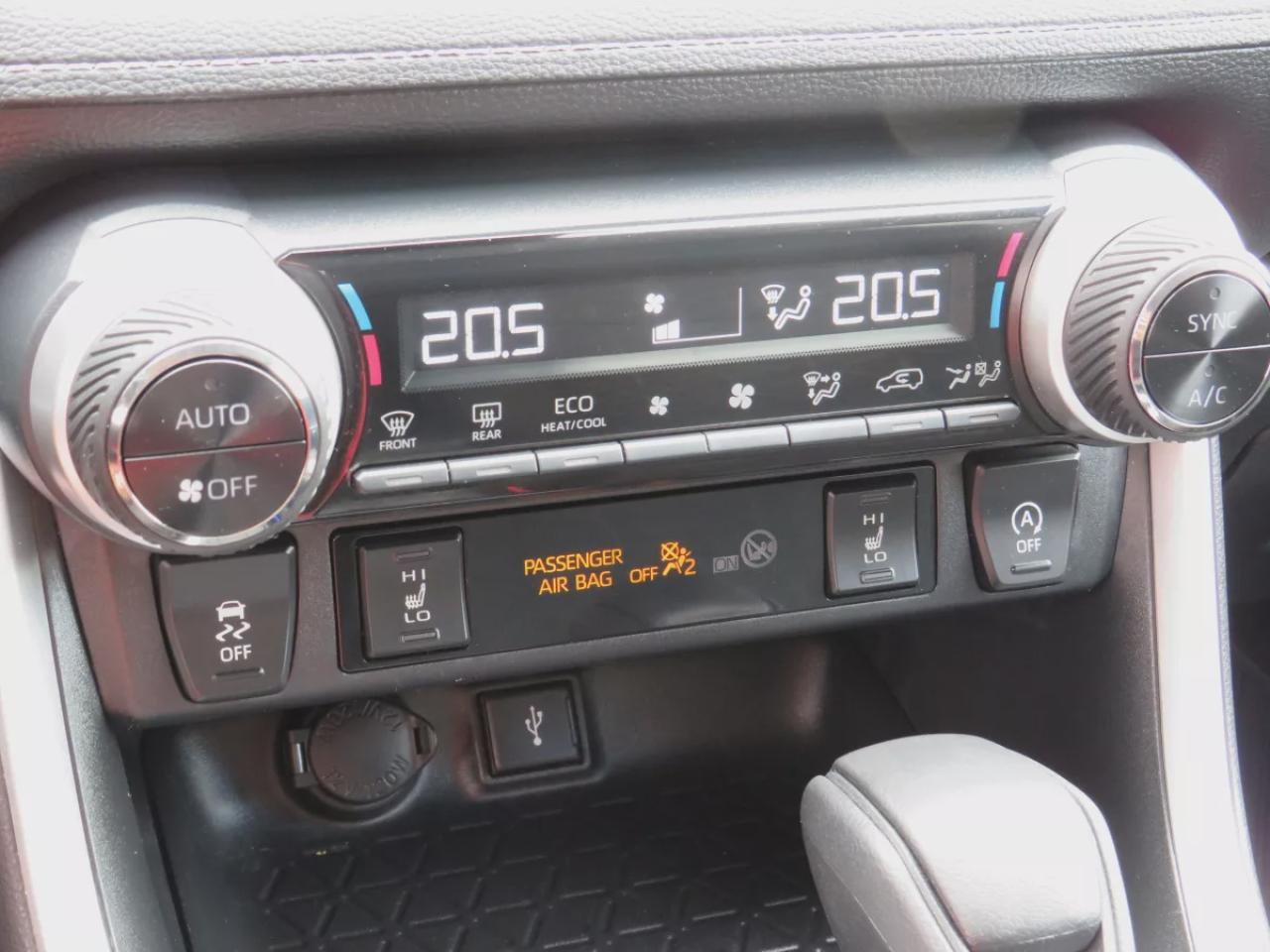 2021 Toyota RAV4 XLE (**VERY LOW KM!!**CLEAN TITLE/NO ACCIDENTS!!**SAFETY/CERTIFIED!!**SUNROOF**ALLOY RIMS**POWER SEATS**LEATHER WRAPPED STEERING WHEEL**POWER TAILGATE**REAR CARGO MAT**REAR PRIVACY COVER**CUSTOM TOYOTA FLOOR MATS*BLUETOOTH**CRUISE CONTROL**) Photo