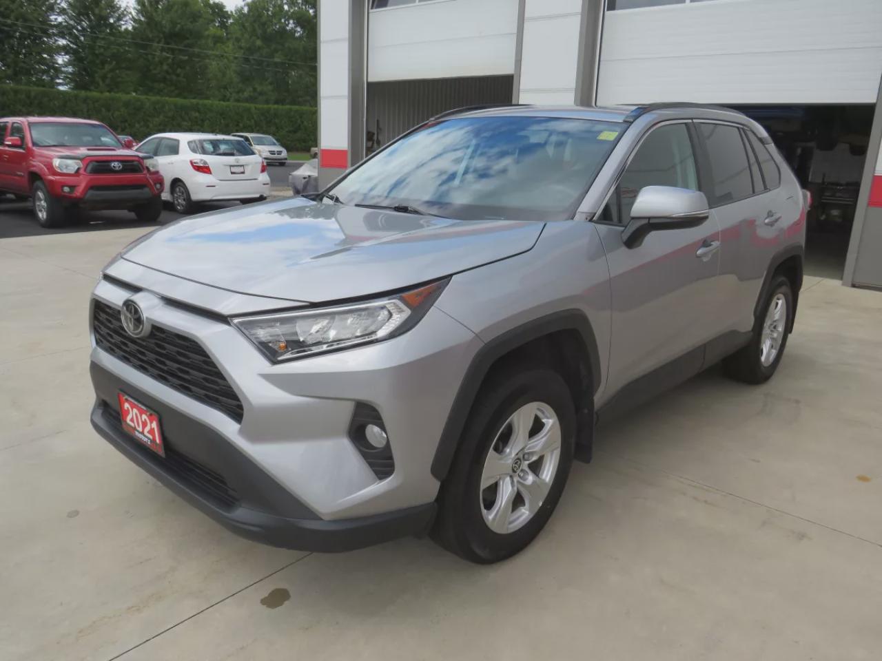 2021 Toyota RAV4 XLE (**VERY LOW KM!!**CLEAN TITLE/NO ACCIDENTS!!**SAFETY/CERTIFIED!!**SUNROOF**ALLOY RIMS**POWER SEATS**LEATHER WRAPPED STEERING WHEEL**POWER TAILGATE**REAR CARGO MAT**REAR PRIVACY COVER**CUSTOM TOYOTA FLOOR MATS*BLUETOOTH**CRUISE CONTROL**) Photo