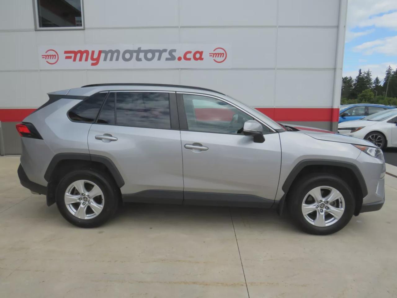 2021 Toyota RAV4 XLE (**VERY LOW KM!!**CLEAN TITLE/NO ACCIDENTS!!**SAFETY/CERTIFIED!!**SUNROOF**ALLOY RIMS**POWER SEATS**LEATHER WRAPPED STEERING WHEEL**POWER TAILGATE**REAR CARGO MAT**REAR PRIVACY COVER**CUSTOM TOYOTA FLOOR MATS*BLUETOOTH**CRUISE CONTROL**) Photo