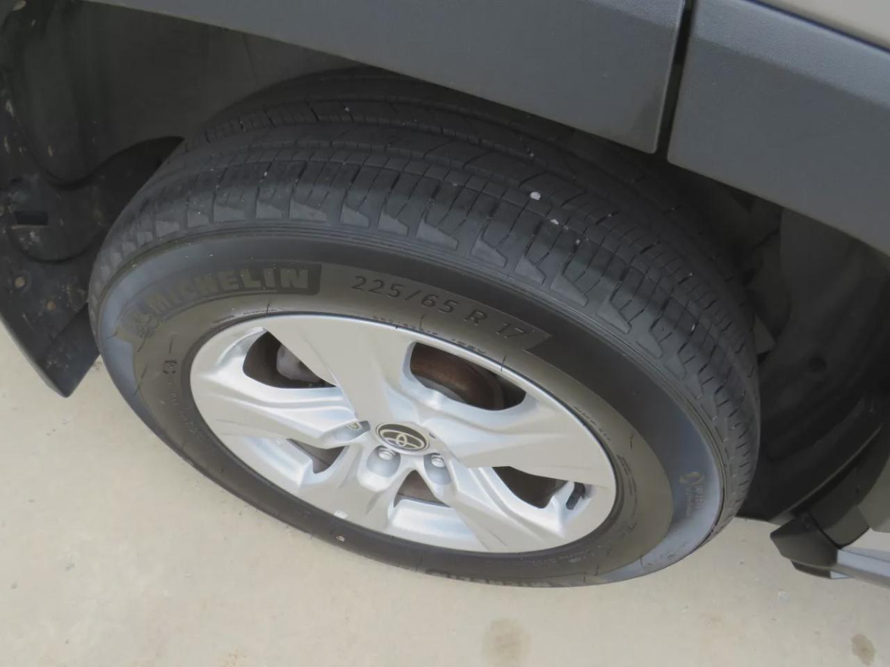 2021 Toyota RAV4 XLE (**VERY LOW KM!!**CLEAN TITLE/NO ACCIDENTS!!**SAFETY/CERTIFIED!!**SUNROOF**ALLOY RIMS**POWER SEATS**LEATHER WRAPPED STEERING WHEEL**POWER TAILGATE**REAR CARGO MAT**REAR PRIVACY COVER**CUSTOM TOYOTA FLOOR MATS*BLUETOOTH**CRUISE CONTROL**) Photo