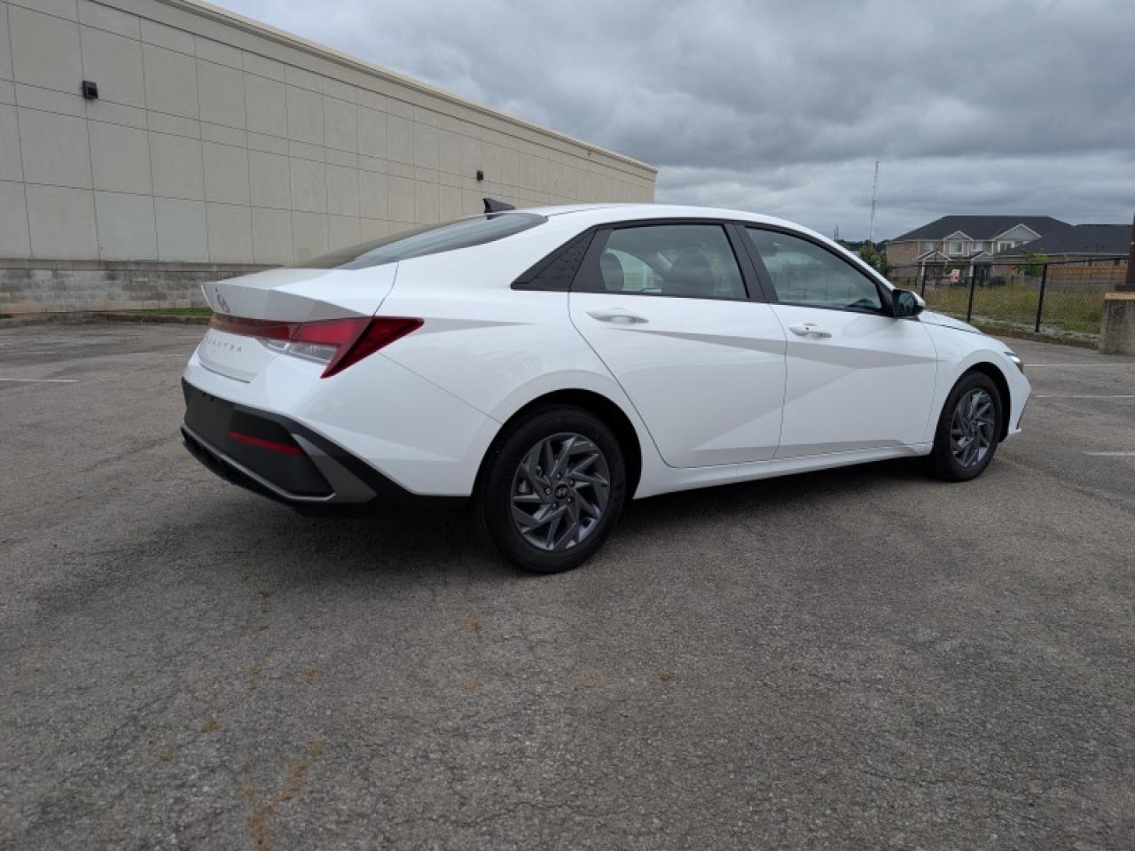 2025 Hyundai Elantra Preferred  **ULTRA LOW KMS** Photo4