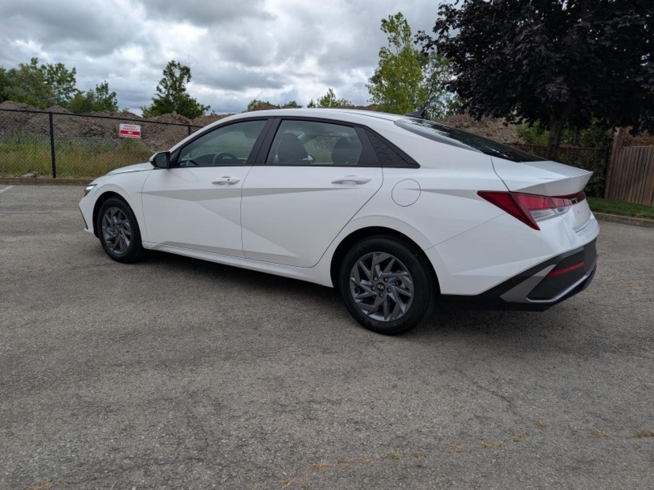 2025 Hyundai Elantra Preferred  **ULTRA LOW KMS** Photo2