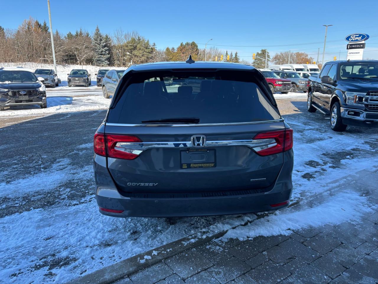2018 Honda Odyssey TOURING, LEATHER, NAVIGATION, POWER DOORS! Photo5