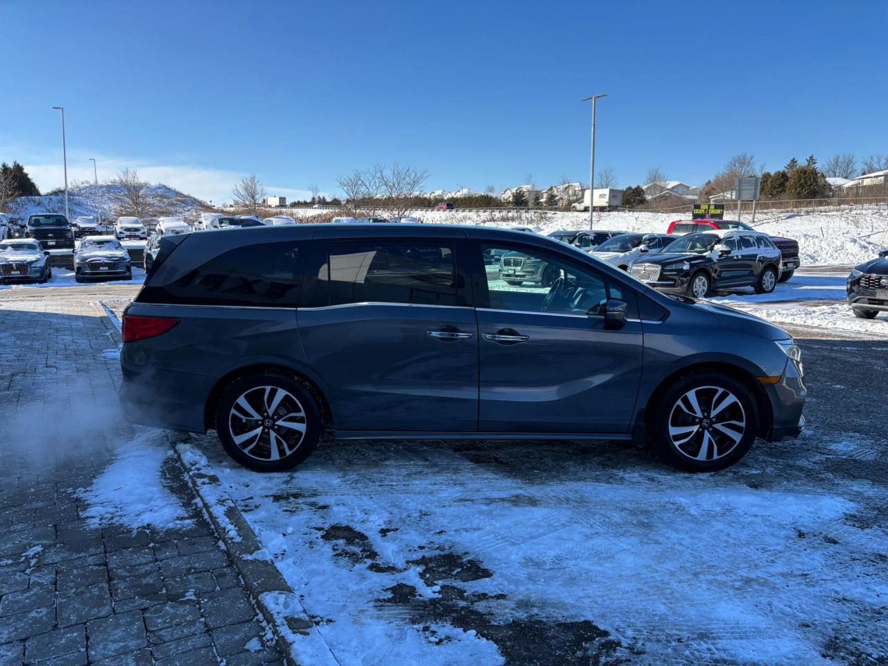 2018 Honda Odyssey TOURING, LEATHER, NAVIGATION, POWER DOORS! Photo