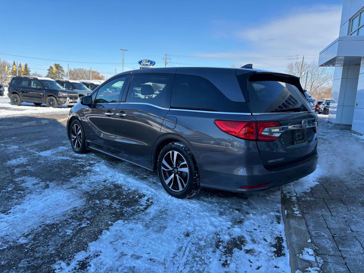 2018 Honda Odyssey TOURING, LEATHER, NAVIGATION, POWER DOORS! Photo5