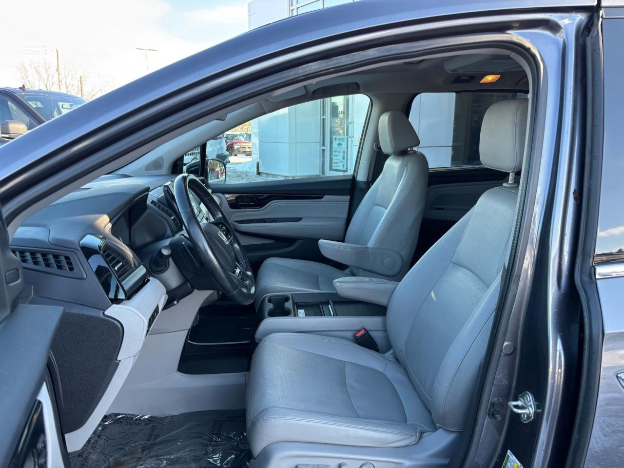 2018 Honda Odyssey TOURING, LEATHER, NAVIGATION, POWER DOORS! Photo5