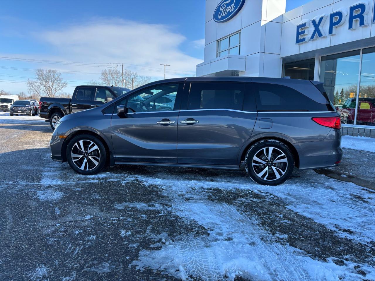 2018 Honda Odyssey TOURING, LEATHER, NAVIGATION, POWER DOORS! Photo5