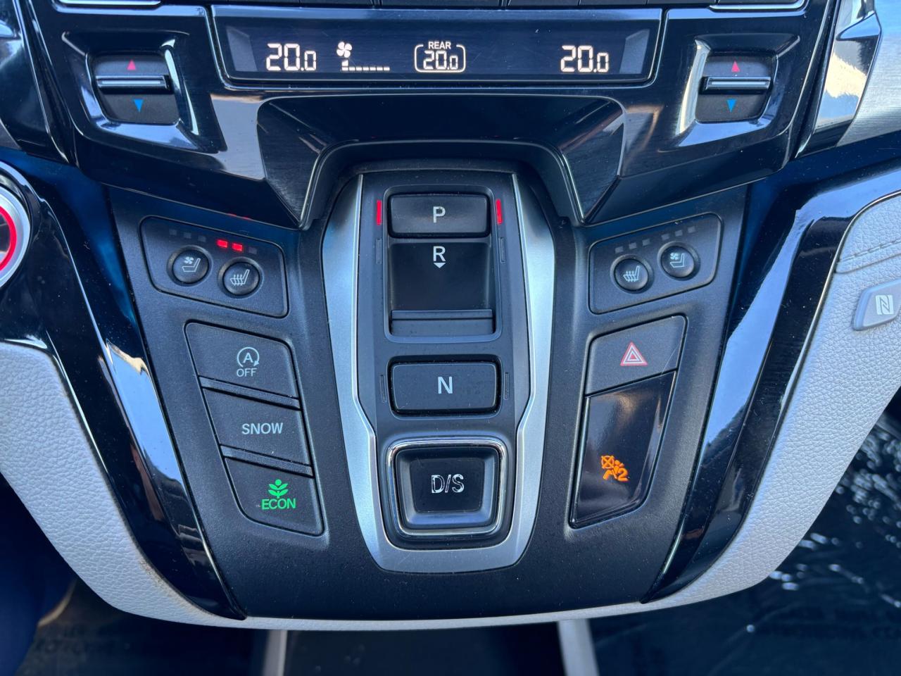 2018 Honda Odyssey TOURING, LEATHER, NAVIGATION, POWER DOORS! Photo5