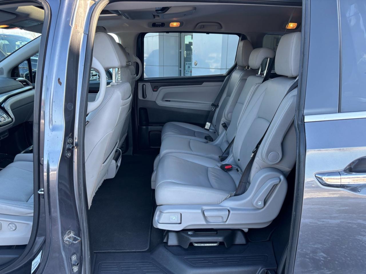 2018 Honda Odyssey TOURING, LEATHER, NAVIGATION, POWER DOORS! Photo5
