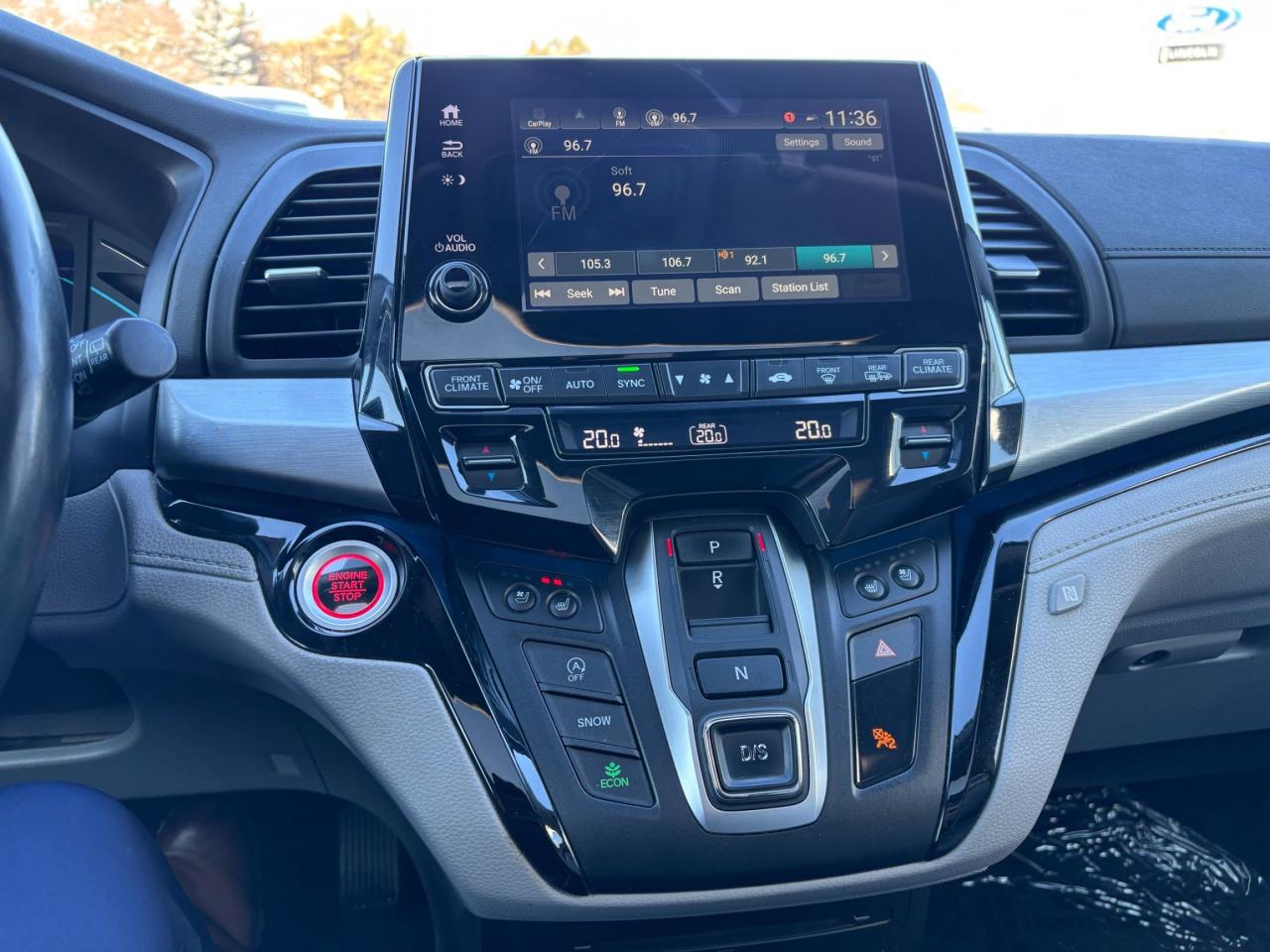 2018 Honda Odyssey TOURING, LEATHER, NAVIGATION, POWER DOORS! Photo5