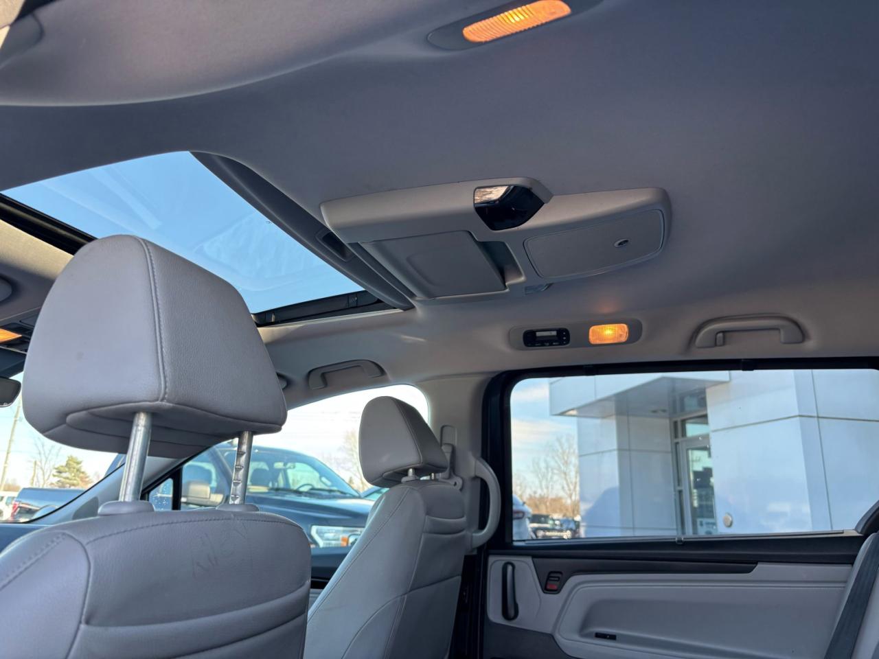 2018 Honda Odyssey TOURING, LEATHER, NAVIGATION, POWER DOORS! Photo5