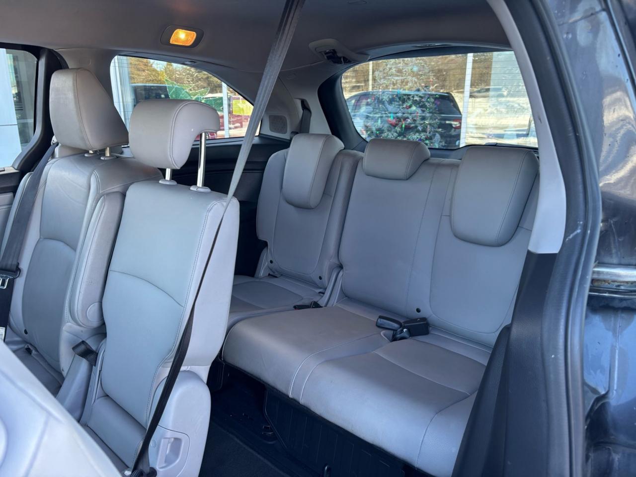 2018 Honda Odyssey TOURING, LEATHER, NAVIGATION, POWER DOORS! Photo5