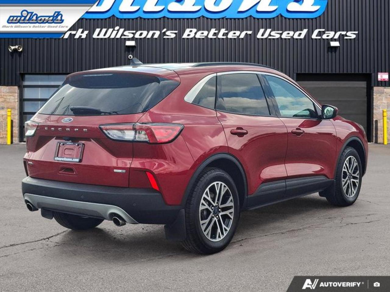 2020 Ford Escape SEL AWD | Pano Roof | Leather | Navi | Heated Seats + Steering | Remote Start | Reverse Cam & More ! Photo