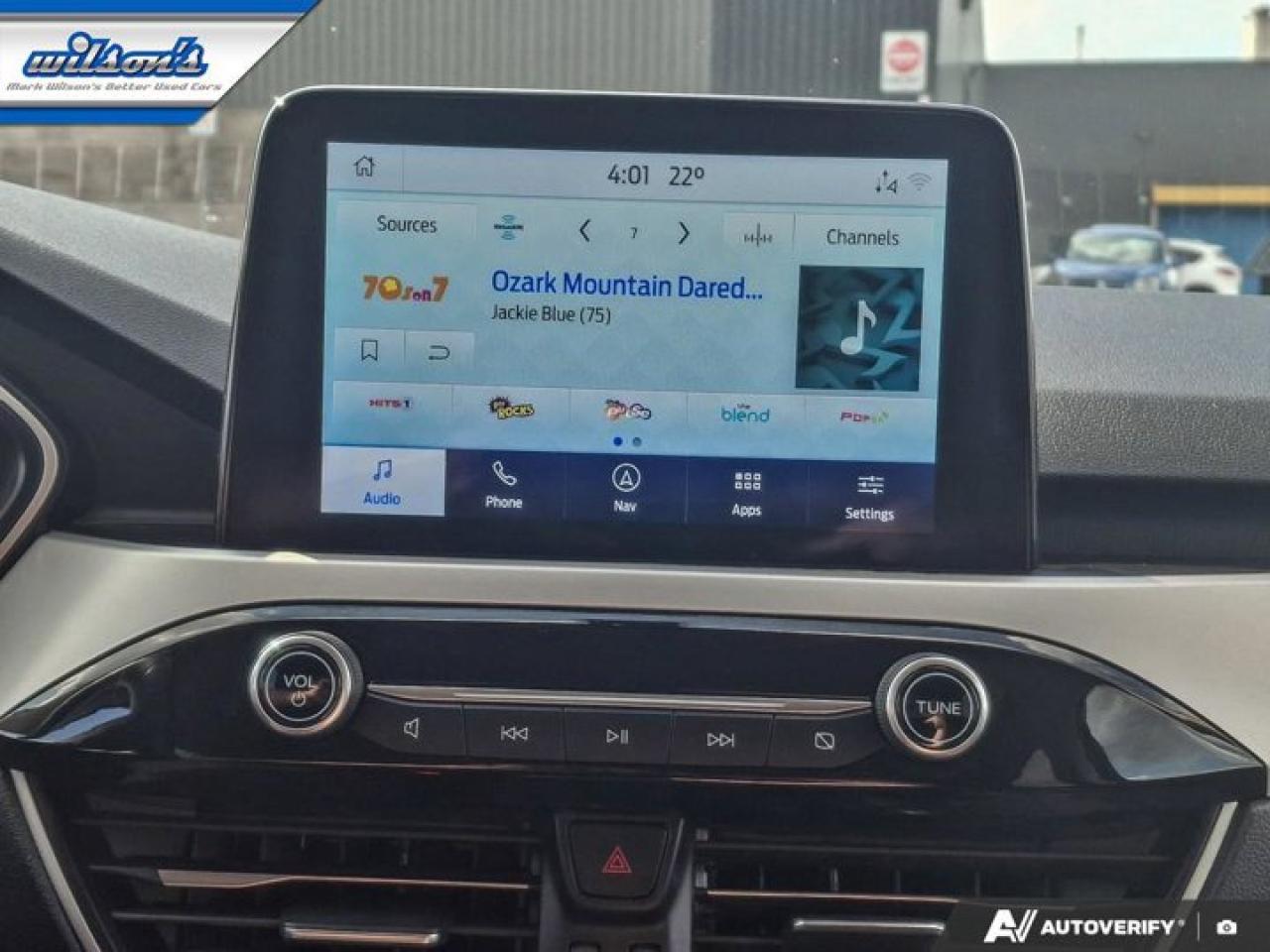 2020 Ford Escape SEL AWD | Pano Roof | Leather | Navi | Heated Seats + Steering | Remote Start | Reverse Cam & More ! Photo