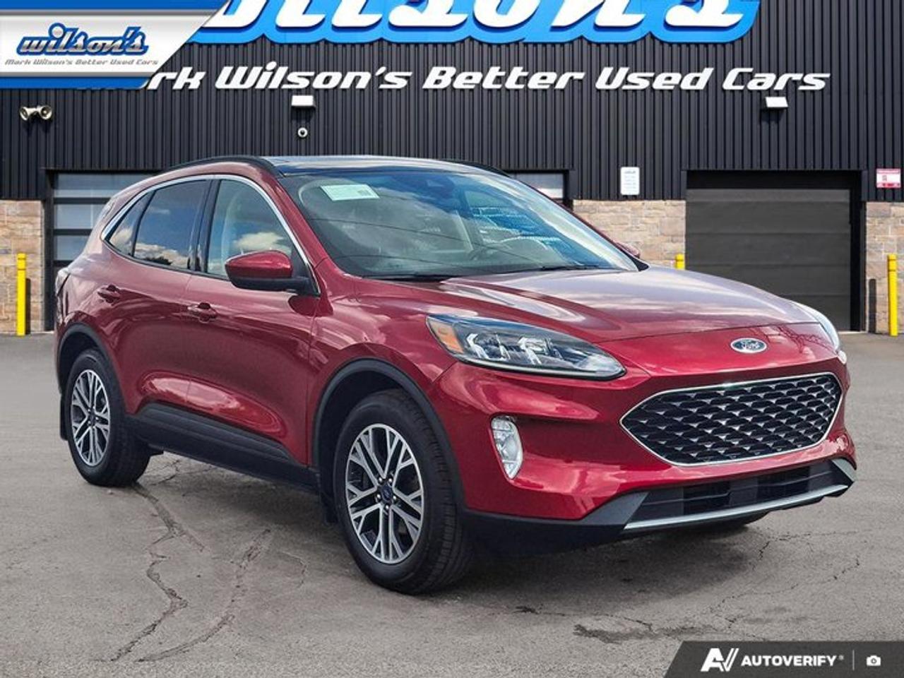 2020 Ford Escape SEL AWD | Pano Roof | Leather | Navi | Heated Seats + Steering | Remote Start | Reverse Cam & More ! Photo
