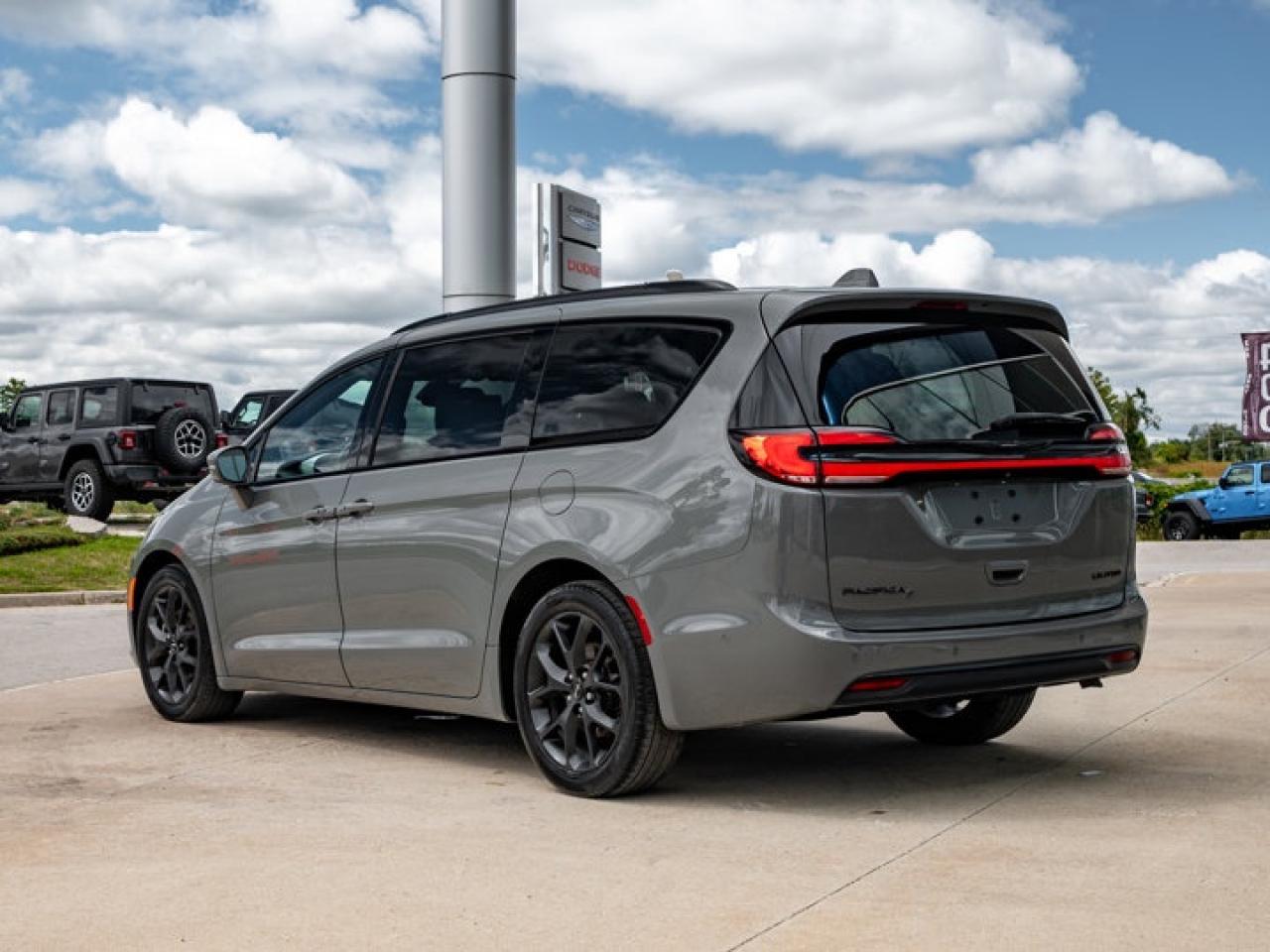 2022 Chrysler Pacifica Limited Photo