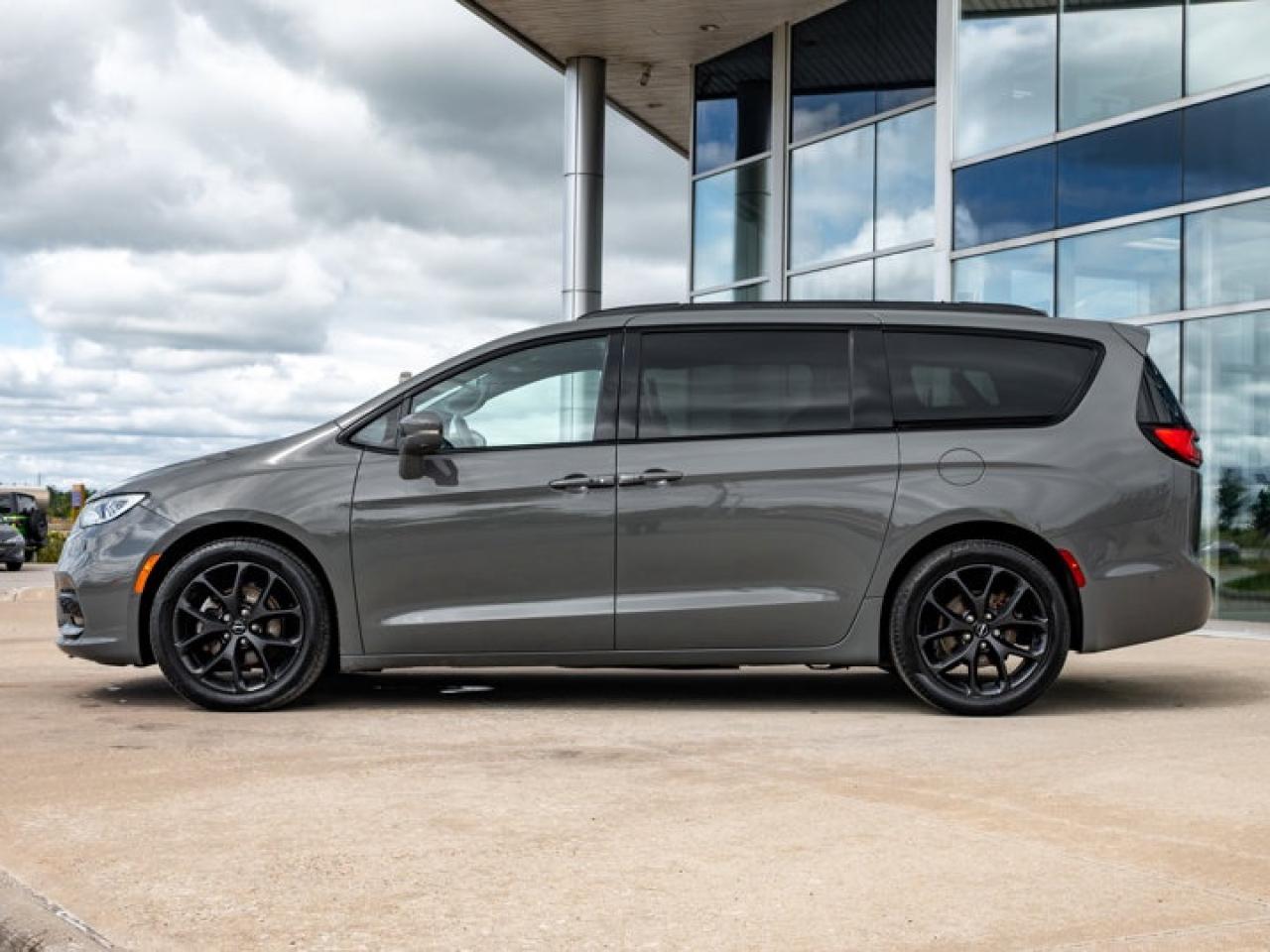 2022 Chrysler Pacifica Limited Photo