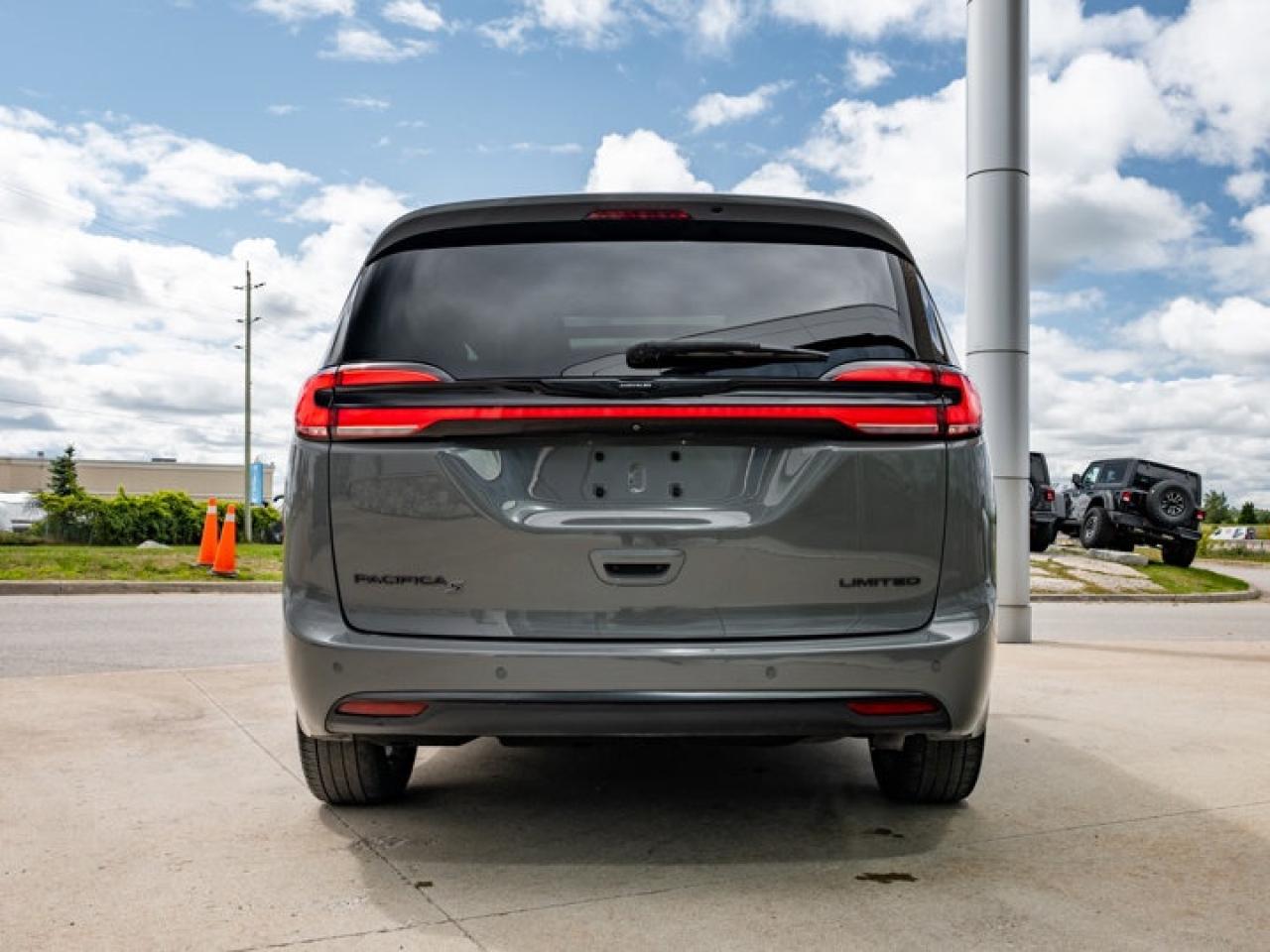 2022 Chrysler Pacifica Limited Photo
