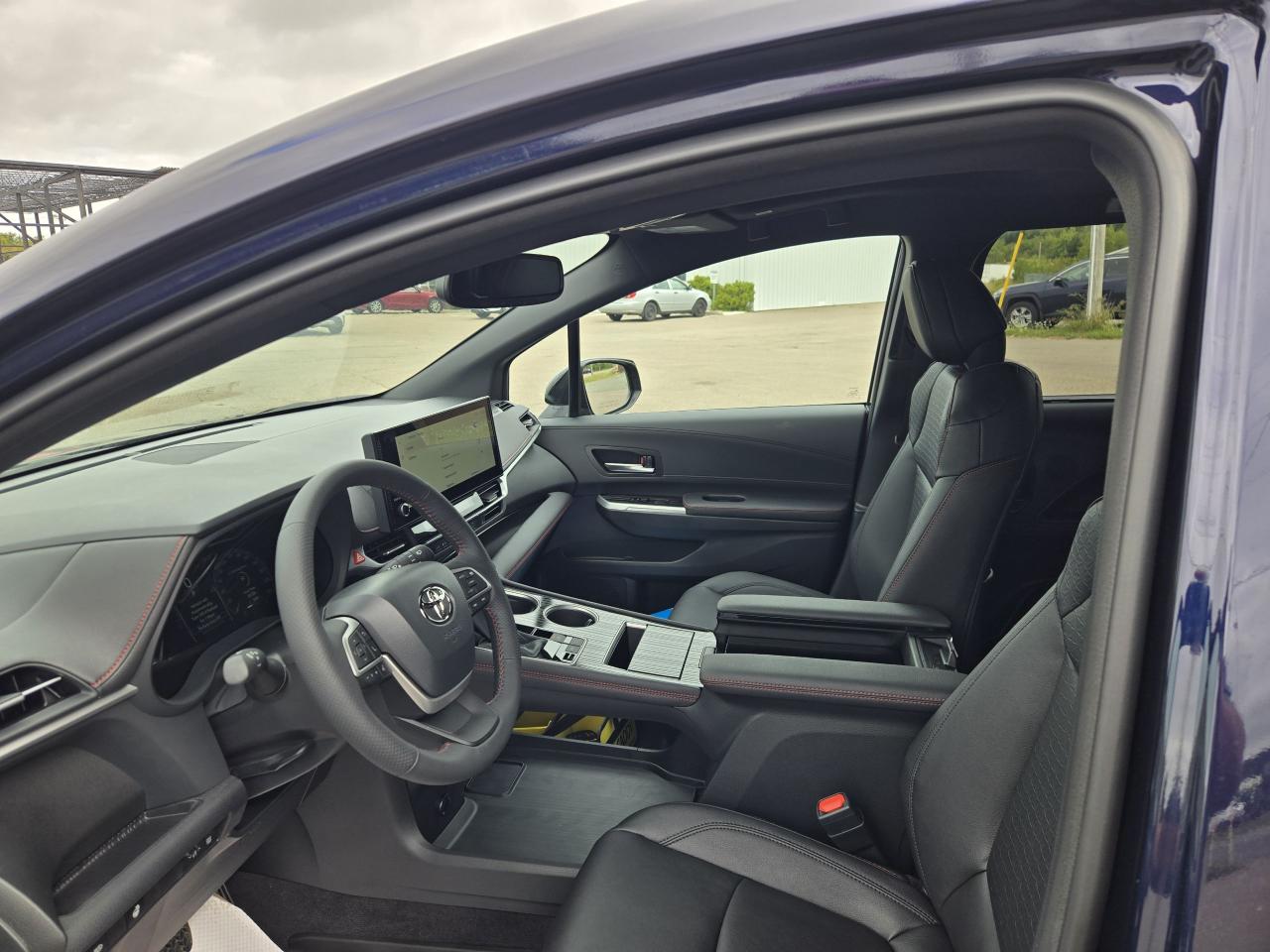 2025 Toyota Sienna SIENNA XSE FWD 7-PASS / OPTION Photo